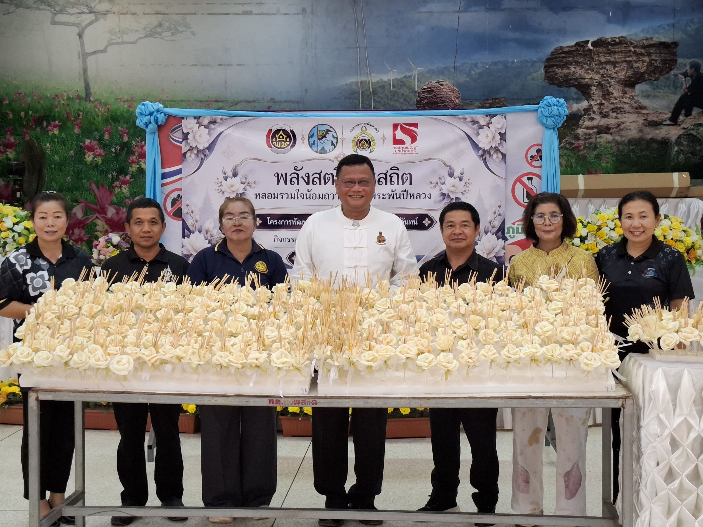 พลังสตรีเทพสถิต หลอมรวมใจน้อมถวายอาลัยพระพันปีหลวง