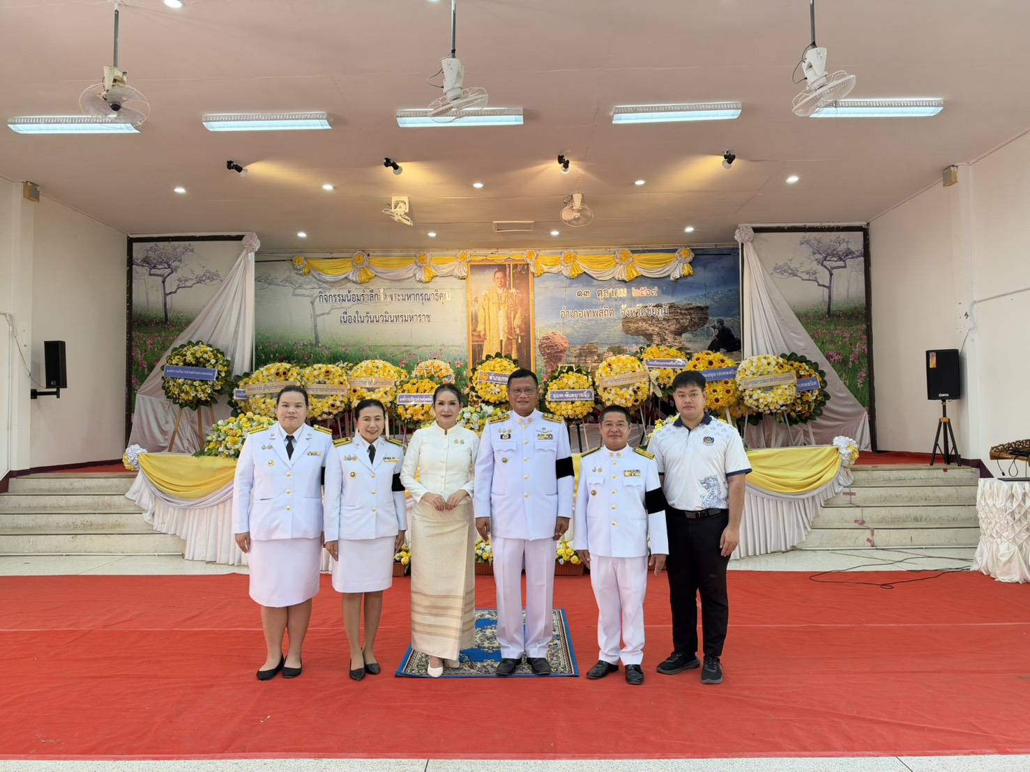 🏵 พช.เทพสถิต ร่วมพิธีทำบุญตักบาตรถวายพระราชกุศล และกิจกรรมน้อมรำลึกในพระมหากรุณาธิคุณ เนื่องในวันนวมินทรมหาราช  วันที่ 13 ตุลาคม 2569 เวลา 07.00 น.  ณ วัดวะตะแบก(ราษฎรศรัทธาธรรม) และหอประชุมที่ว่าการอำเภอเทพสถิต อำเภอเทพสถิต จังหวัดชัยภูมิ       นายวรวิทย์ นามมหานวล นายอำเภอเทพสถิต พร้อมด้วยหัวหน้าส่วนราชการ ข้าราชการ และหน่วยงานที่เกี่ยวข้อง ร่วมประกอบพิธีเนื่องในวันนวมินทรมหาราช โดยมีกิจกรรมสำคัญ 2 กิจกรรม ได้แก่ พิธีสวดพระพุทธมนต์และทำบุญตักบาตรถวายพระราชกุศลด้วยข้าวสารอาหารแห้ง ณ วัดวะตะแบก