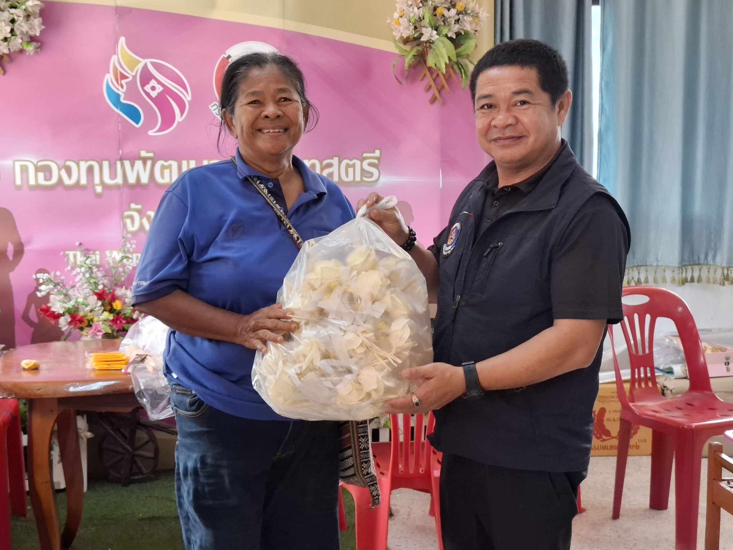 สพอ.เทพสถิต รับมอบดอกไม้จันทน์จากบ้านป่าขนุน เพื่อน้อมสำนึกในพระมหากรุณาธิคุณพระพันปีหลวง